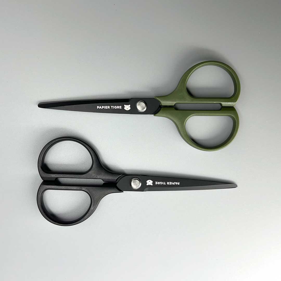 Papier Tigre scissors in khaki green and black